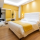 Design della camera da letto gialla