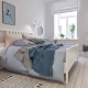 Skandinaavinen sänky makuuhuoneen sisätiloissa