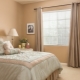 Decorazione interna della camera da letto con colori caldi