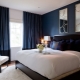خلفية زرقاء في تصميم غرف النوم