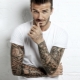 Tatuaj alb-negru pentru bărbați sub formă de mânecă