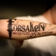 Visió general dels tatuatges masculins al braç en forma d’inscripcions